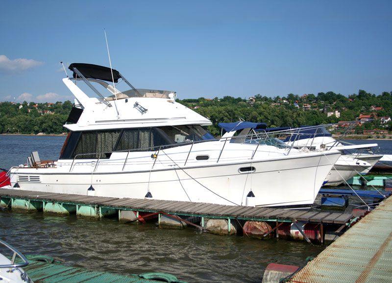 CAMAC SA KABINOM - BAYLINER 3288 - Vozila - Crna Gora